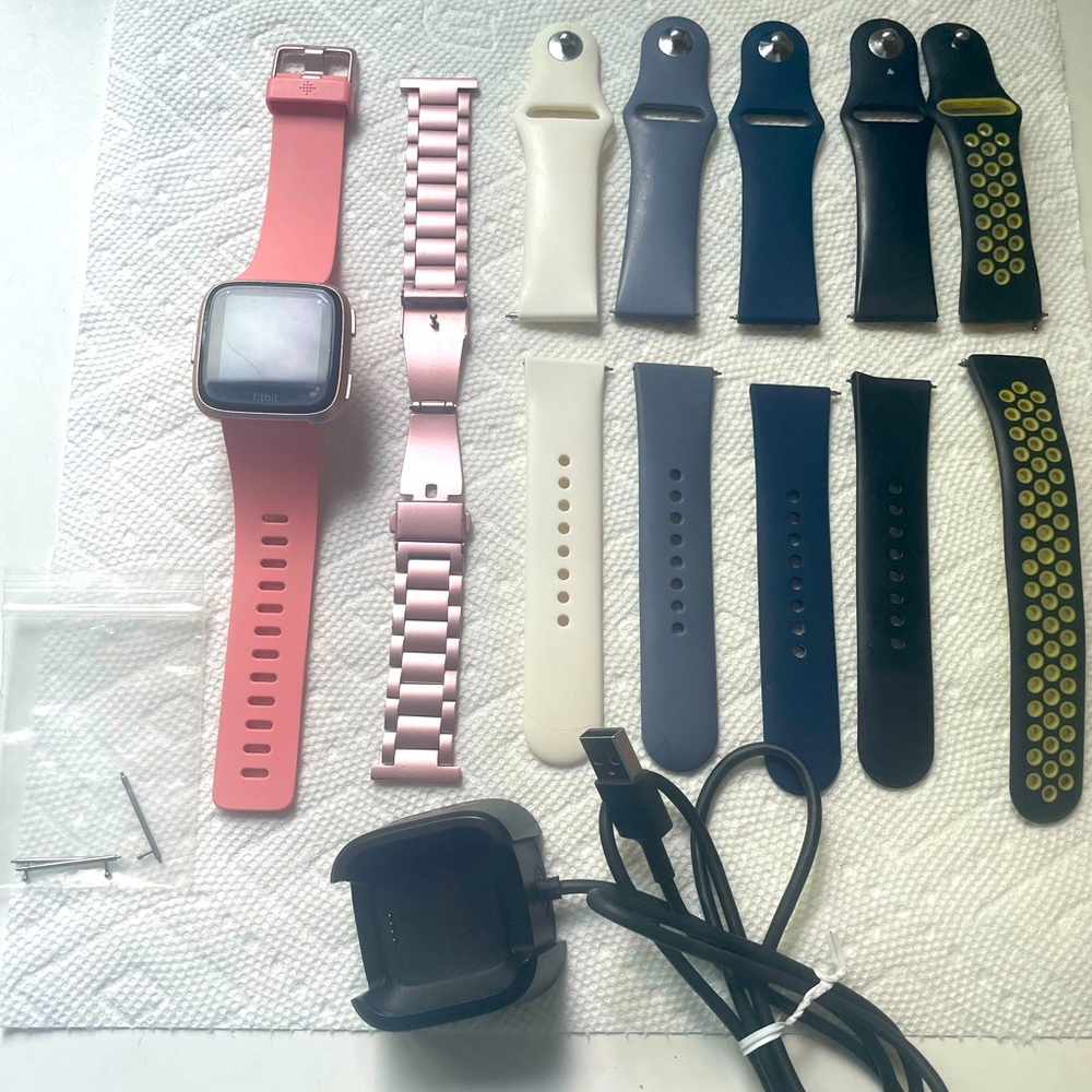Fitbit versa. Rose gold face and original band.